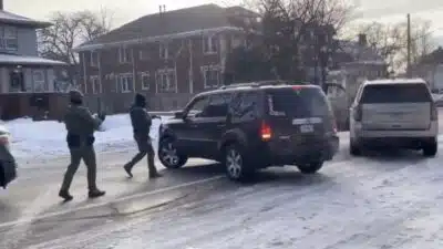 Agentes Federais dos EUA em Minnesota: Crise e Impeachment em Debate Após Morte