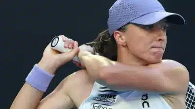 Iga Swiatek segue na briga pelo Australian Open após vencer Inglis e enfrenta Rybakina