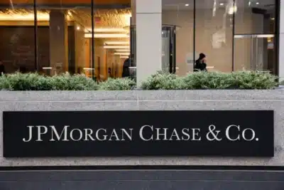 Banco registra lucro de US$ 13 bilhões em 2025, mas perde expectativa por ação