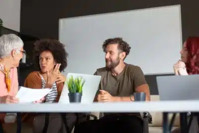 PwC e FGV EAESP revelam: 95&percnt; veem benefícios da convivência geracional no trabalho