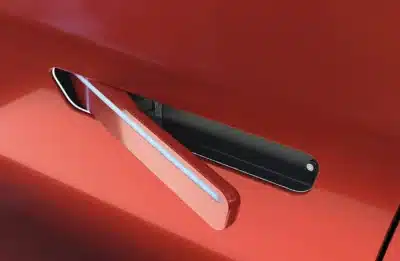 China proíbe maçanetas retráteis em carros elétricos – veja os riscos!