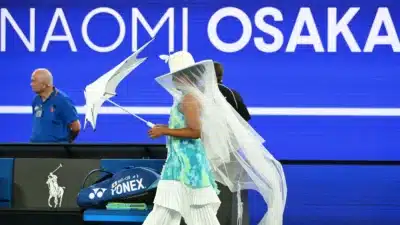 Naomi Osaka Impressiona com Traje de Águas-Vivas e Vence Ruzic no Open!