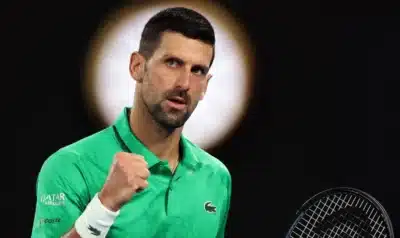 Djokovic enfrenta Sinner em duelo de gerações na busca pelo recorde de Court