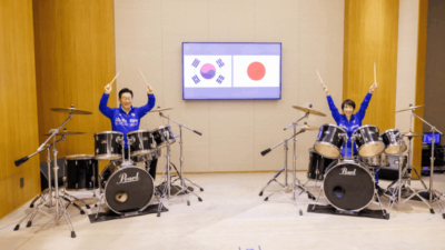 Sanae Takaichi e Lee Jae-myung tocam bateria em evento histórico no Japão