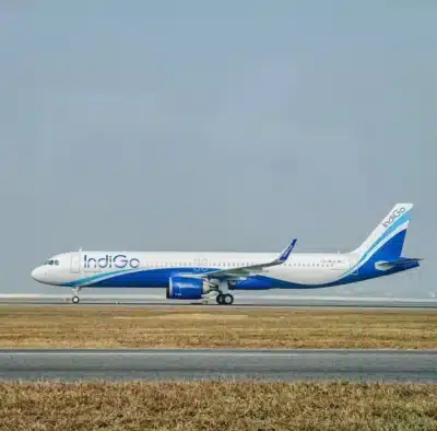 IndiGo sofre multa recorde após crise operacional e cancelamento de voos