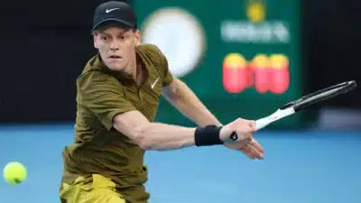 Jannik Sinner avança no Australian Open com desistência de Gaston!