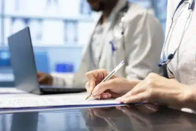 Atestados Médicos Físicos Continuam Válidos em Todo o Brasil, Alivia CFM