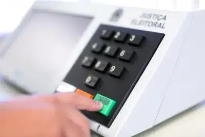 Eleitores que mudaram de cidade podem transferir título para votar em 2026