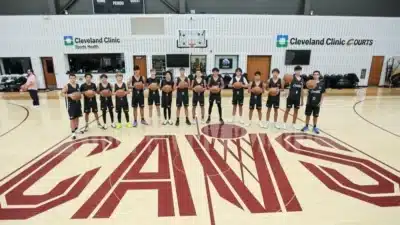 Jovens brasileiros treinam nas instalações do Cleveland Cavaliers com estrelas da NBA