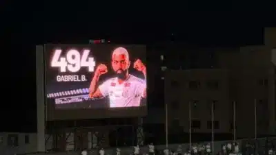 Gabigol em Campo no Clássico: Homenagem e Retorno do Atacante ao Santos