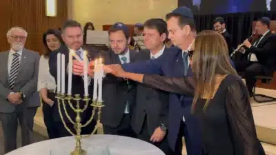 Tarcísio de Freitas lidera homenagem ao Holocausto em São Paulo e alerta sobre o extremismo