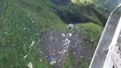 Destroços de avião na Indonésia: 1 vítima confirmada e busca continua por 9 passageiros