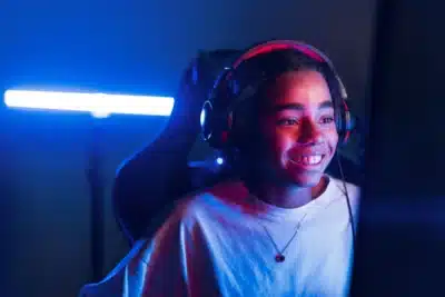 IA Generativa e Solidão na Juventude: Estudo Revela Preocupante Uso por Adolescentes no Brasil