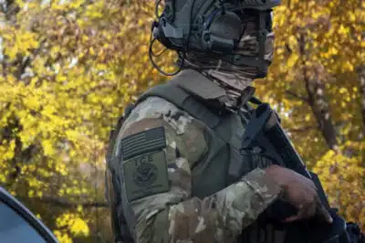 ICE Atira em Mulher em Minneapolis: Investigação e Críticas ao Agente Federal