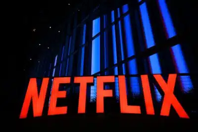 Netflix intensifica oferta em dinheiro para aquisição da Warner Bros. Discovery
