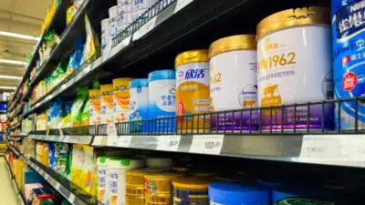 Danone e Lactalis retiram lotes de fórmulas láticas após contaminação por cereulida