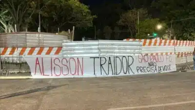 Torcida do São Paulo protesta contra Alisson após negociação com Corinthians