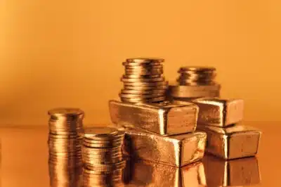 Ouro quebra recordes: projeções otimistas e alertas de correção no mercado