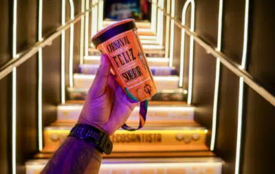 Camarote 011 Inova com Copos Reutilizáveis e Combate Resíduos no Carnaval 2026