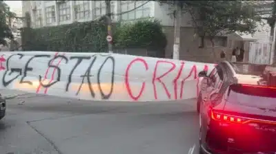 Julio Casares enfrenta protesto e investigações por irregularidades no São Paulo