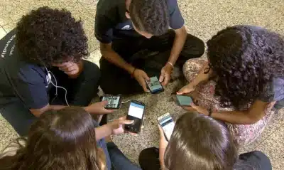MEC lança pesquisa sobre impacto da lei que restringe celulares em escolas