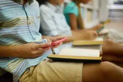 Lei que limita celulares em escolas atinge 1 ano: impactos positivos revelados