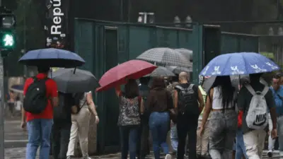 Homem de 75 anos morre afogado em SP após tentar salvar carro em enchente