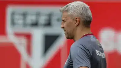 Torcida do São Paulo critica Hernán Crespo após resultados negativos e derrotas