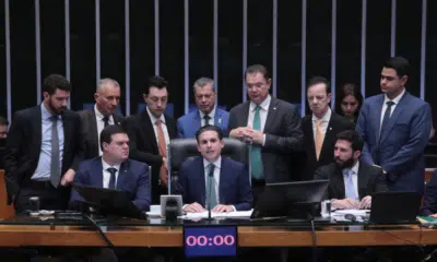 Lula Veta PL da Dosimetria e Desafia Oposição em Debate Político