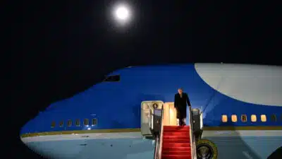 Presidente Trump Retorna Sozinho Após Falha em Air Force One em Davos