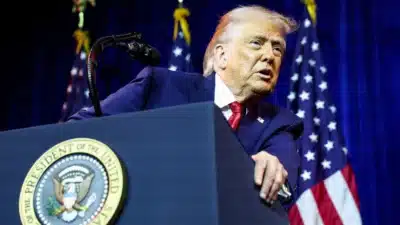 Trump busca aquisição da Groenlândia: estratégia e tensões na Casa Branca