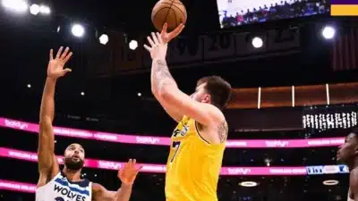 NBA: Dončić e Curry lideram lista de titulares para o All-Star de 2024!