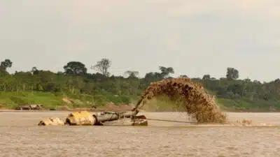 Rio Madeira: Dragagem Estratégica Garante Navegação e Economia Regional em 2025