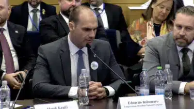 Flávio Bolsonaro critica governo Lula em evento em Jerusalém – Críticas ao PT e pedido de apoio