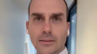 Eduardo Bolsonaro critica transferência de Bolsonaro para a Papudinha