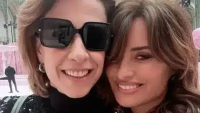 Fernanda Torres e Penélope Cruz se encontram em desfile da Chanel em Paris