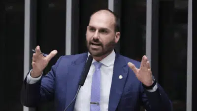 Políticos criticam situação de Eduardo Bolsonaro após nomeação na Polícia Federal