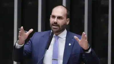 Eduardo Bolsonaro Reage à Ordem da Polícia Federal e Garante Preservação do Cargo