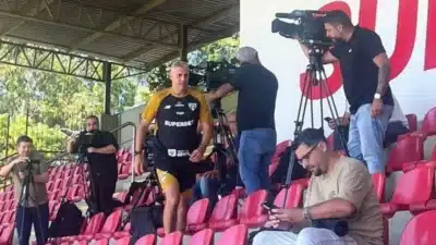 Hernán Crespo relaxa com bate-papo divertido antes do treino do São Paulo