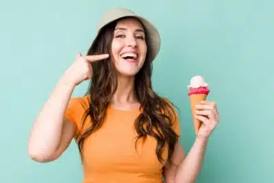 Sorvete causa dor? Dentistas alertam sobre sensibilidade dentinária