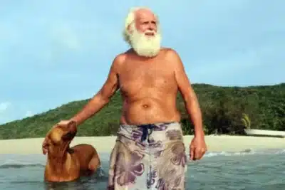 Ilha Moyenne: Legado de Conservação e Resistência de Jornalista Britânico