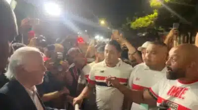 Torcida do São Paulo protesta contra Harry Massis Jr. após afastamento de Casares
