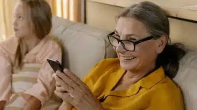 Idosos e Tecnologia: Adoção Explode em 2025 com Inteligência Artificial