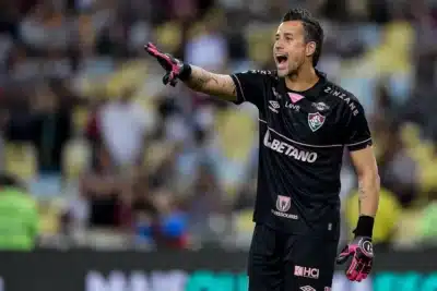 Fábio quebra recorde com longevidade no futebol profissional e inspira Léo Flores