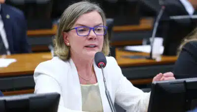 Gleisi ataca Tarcísio e expõe ligação com Bolsonaro em polêmica crise!