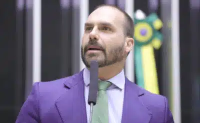 Polícia Federal determina retorno de Eduardo Bolsonaro após afastamento