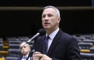 Bolsonaro recebe visita de parlamentares em regime de privilégio no STF!