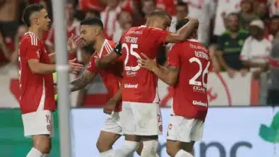 Internacional vence Grêmio por 4 a 2 em clássico histórico no Beira-Rio