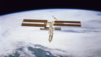 Tripulação da ISS é reduzida a 3 astronautas para manutenção urgente