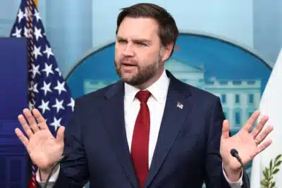 JD Vance critica crise econômica nos EUA e compara com o Titanic